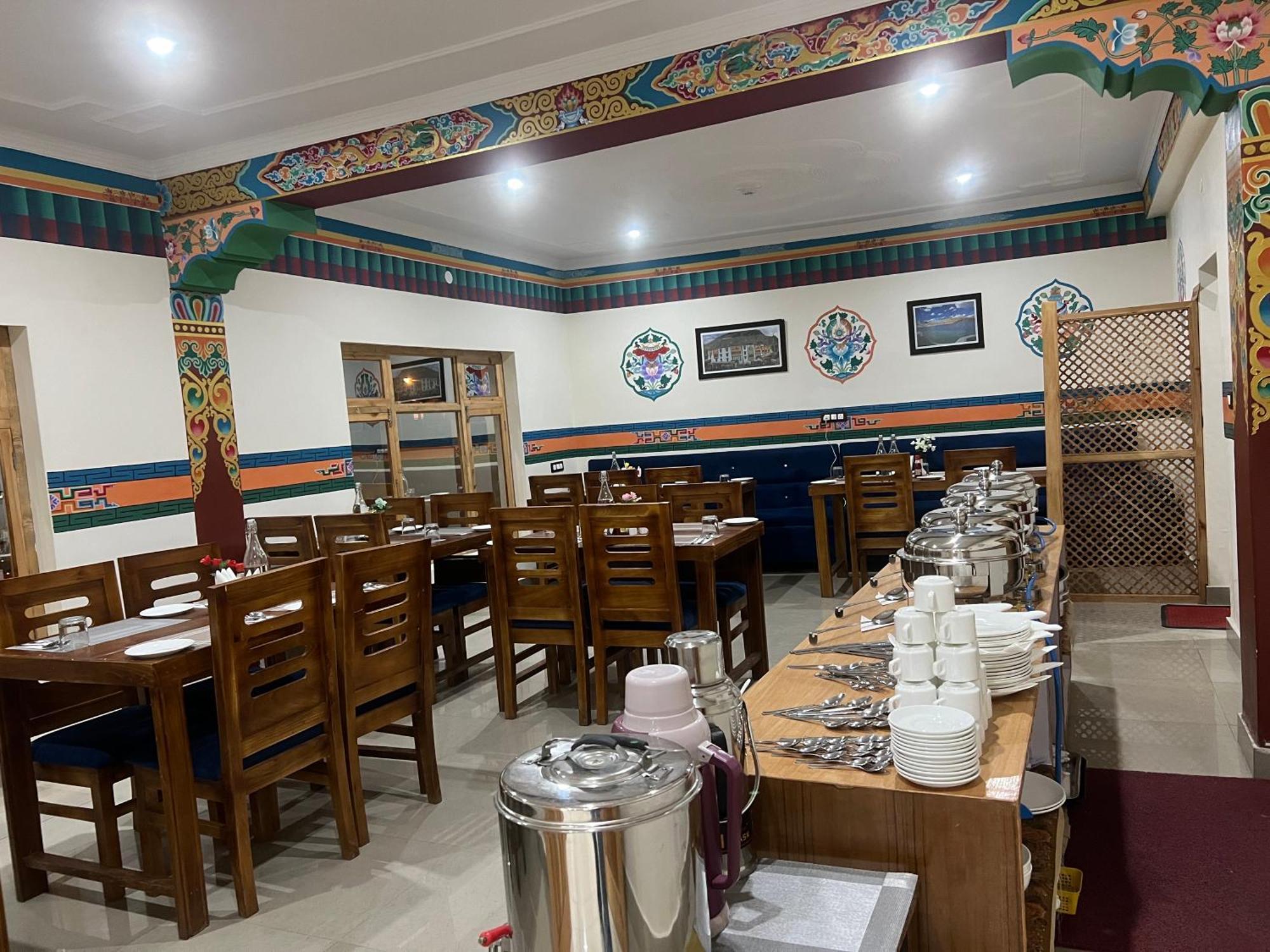 The Nangsay Hotel レー エクステリア 写真